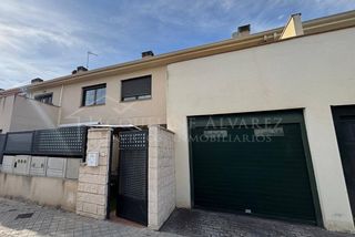 Casa adossada a La Montaña - El Cortijo. Espectacular adosado con gran patio y piscina comunitaria en ara