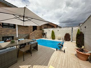 Casa adossada a Casarrubuelos. Chalet adosado, 3 dormitorios, piscina, placas solares