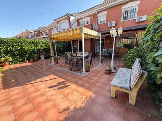 Casa adossada  Calle venezuela. Chalet adosado en venta en parla  zona las américas  176 m2 cons