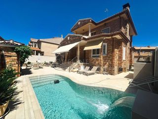 Casa a Puerta de Murcia-Colegios. Casa chalet  independiente con piscina, zona gourmet y garaje pa