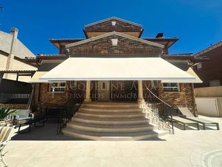 Haus in Puerta de Murcia-Colegios. Casa chalet  independiente con piscina, zona gourmet y garaje pa