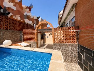 Xalet a Numancia de la Sagra. Espectacular adosado de 241 m2 con piscina privada, 6 habitacion