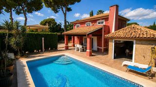 Casa en Urbanizaciones. Chalet independiente estilo mediterreneo