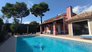 Casa a Urbanizaciones. Chalet independiente estilo mediterreneo