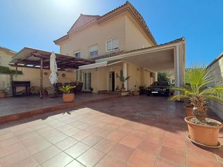 Casa en Coloma. Fant�stico pareado!