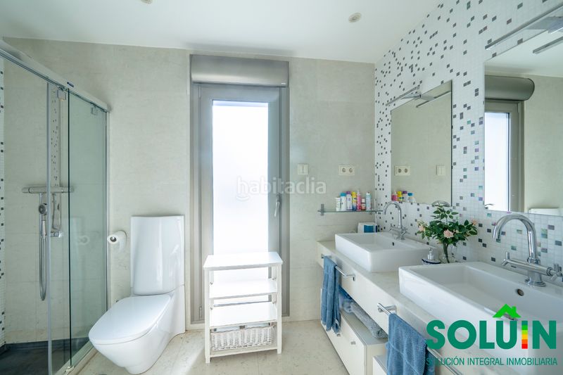 Foto b87a9a08-422f-46de-aebb-c3382d90137e. Casa amb xemeneia calefacció aparcament piscina a Pozuelo de Alarcón