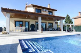 Casa a Brunete. Amplia casa reformada de 6 dormitorios, 4 baños y piscina privad