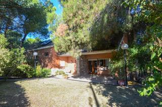 Haus in Pino Alto-Navarredonda. Oportunidad única en valdemorillo vivienda con gran potencial y