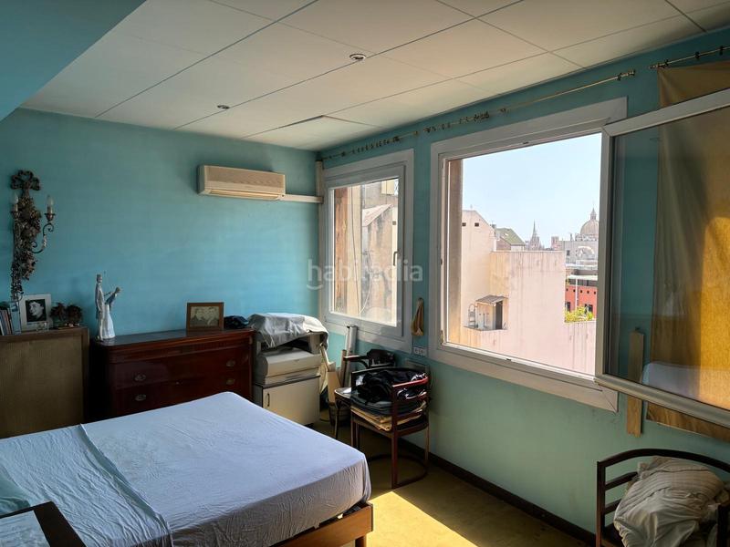 Foto be9e7aca-c38a-401d-b794-2e8a07c55c5a. Àtic amb xemeneia calefacció a Dreta de l´Eixample Barcelona