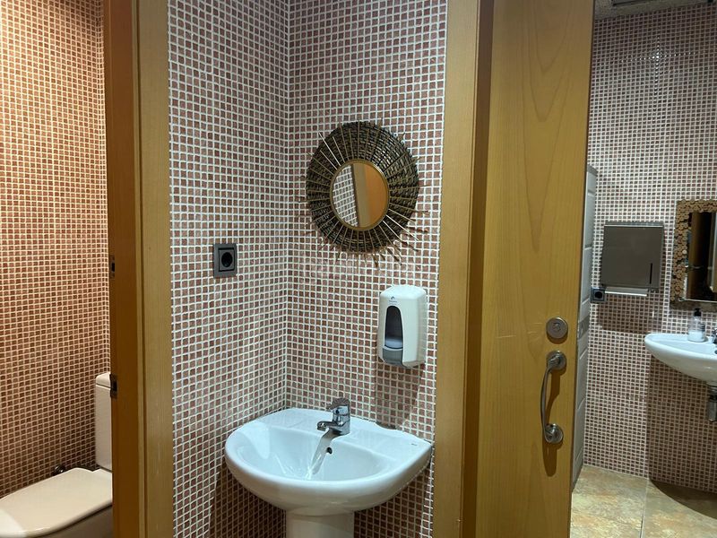 Foto b048f1eb-93e1-4f8e-90e0-aa3f5ef7cbbe. Traspaso local comercial en Barri Antic Manresa