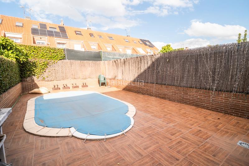 Foto 4a92b037-20f7-4e87-81a2-f6b79df7006d. Casa adossada amb calefacció aparcament piscina a Parla