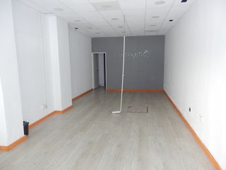 Lloguer Local Comercial a Ciutat Jardí. Buen local junto a la parada de metro 'amistat'