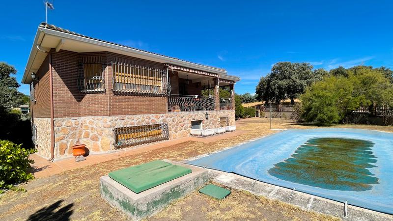 Foto 4293c7d3-d563-4dc4-a55d-b1a1bfa8f202. Chalet dans calle águila 88 dans Calalberche