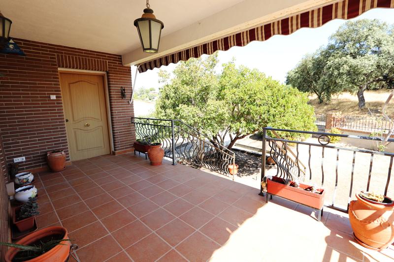 Foto 80f4b398-4478-4fb3-85f9-cf3d89e0de0a. Chalet dans calle águila 88 dans Calalberche