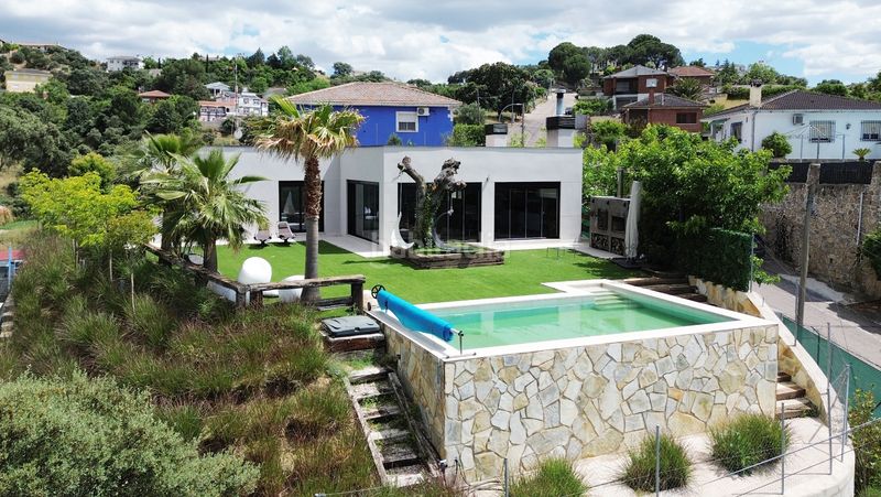 Foto 49c8bb04-81e2-4717-bde6-c5d016002063. Chalet in calle atenas 1 in Calalberche