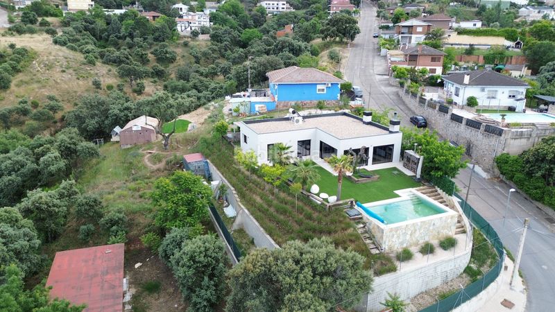 Foto a56a467a-afa6-40a0-b740-f81b8534185d. Chalet in calle atenas 1 in Calalberche