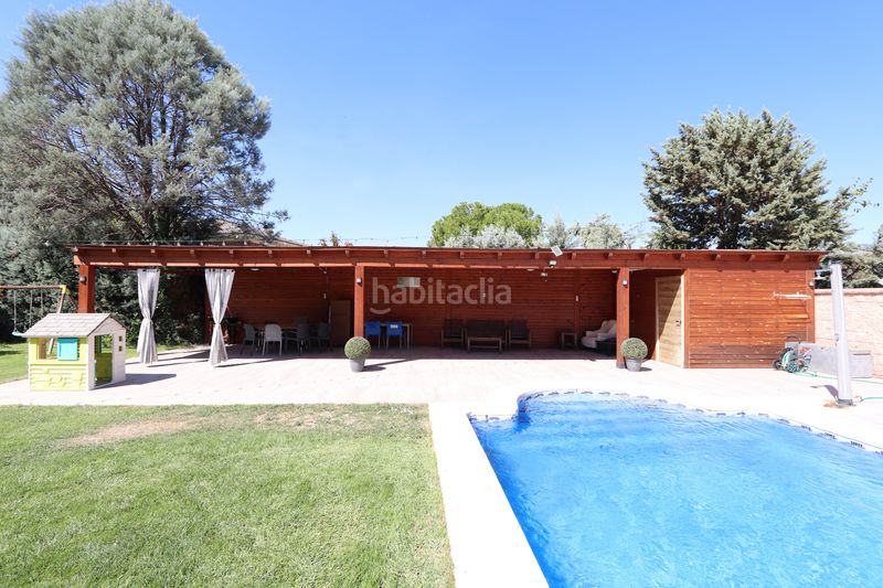 Foto 401d8d91-dcb3-425f-bd1a-263d029e15d2. Chalet avec cheminée chauffage parking piscine dans Calalberche