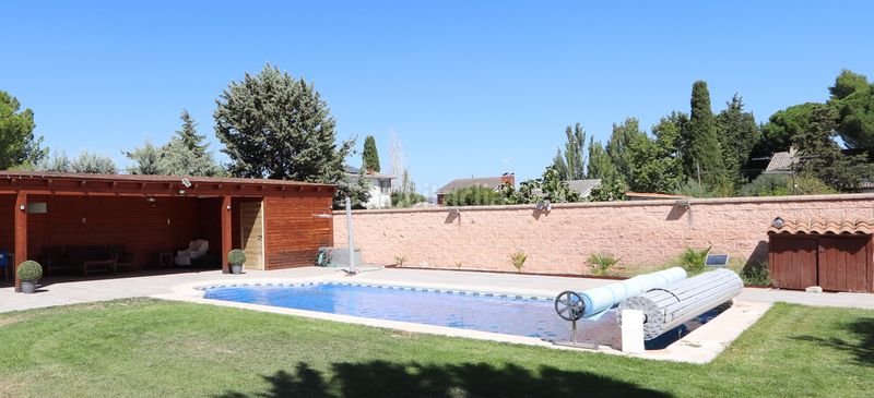 Foto 91f18689-08ac-4769-8649-1902d4a91745. Chalet avec cheminée chauffage parking piscine dans Calalberche