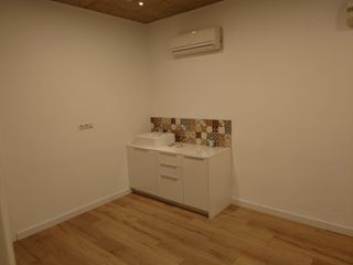 Rent Business premise  Carrer de bernat boades 86. Obre avui mateix el teu centre d'estètica !!!!!