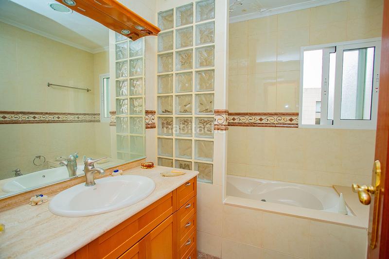Foto 02e7182e-bc70-457a-8565-94fae8f76f8d. Apartamento se vendenbspapartamentonbspamplio para reformar cerca de lanbspplayanbspdel curanbspennbsp con patio y cochera.nbspel ap en Torrevieja
