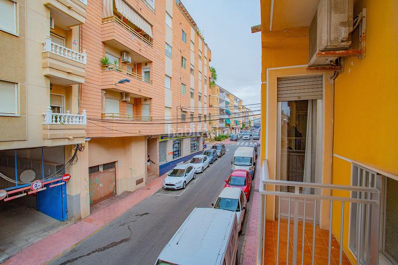 Foto 1498bb98-244f-4bc7-9cab-884732b7b89a. Apartamento se vendenbspapartamentonbspamplio para reformar cerca de lanbspplayanbspdel curanbspennbsp con patio y cochera.nbspel ap en Torrevieja