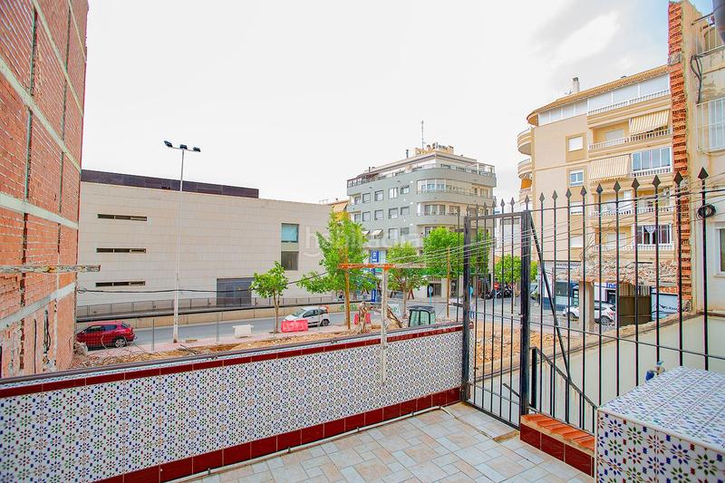 Foto 2cc75373-dc0a-4912-84f0-35d6a57a5d2e. Apartamento se vendenbspapartamentonbspamplio para reformar cerca de lanbspplayanbspdel curanbspennbsp con patio y cochera.nbspel ap en Torrevieja