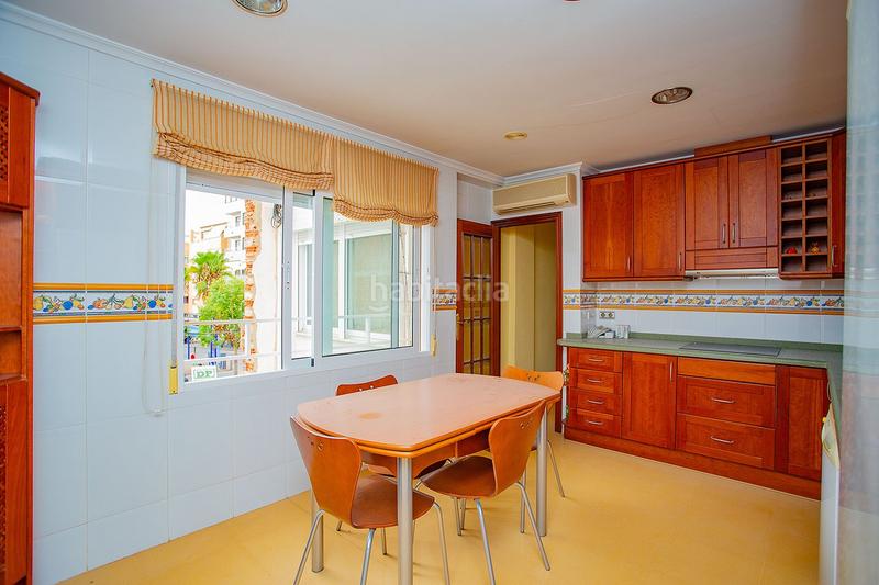 Foto 3c8ef4b6-fa6a-4a4f-add2-dab707ff59fd. Apartamento se vendenbspapartamentonbspamplio para reformar cerca de lanbspplayanbspdel curanbspennbsp con patio y cochera.nbspel ap en Torrevieja