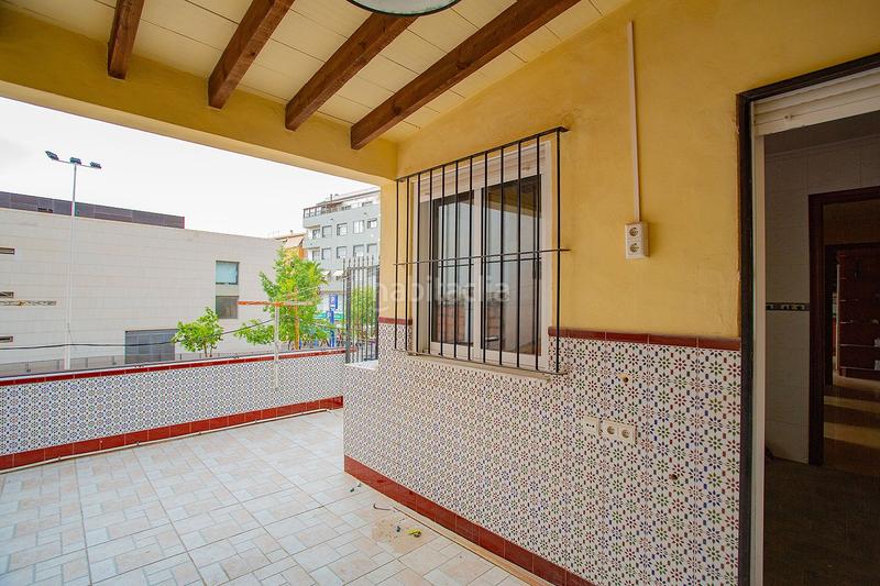 Foto 5541e75a-2b3d-40d6-8e09-24e14e4cd102. Apartamento se vendenbspapartamentonbspamplio para reformar cerca de lanbspplayanbspdel curanbspennbsp con patio y cochera.nbspel ap en Torrevieja