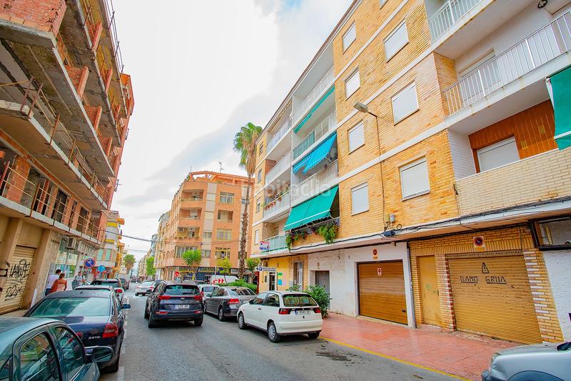 Foto 59bdefa3-7fdb-47d6-b5d9-b37ca38a678f. Apartamento se vendenbspapartamentonbspamplio para reformar cerca de lanbspplayanbspdel curanbspennbsp con patio y cochera.nbspel ap en Torrevieja
