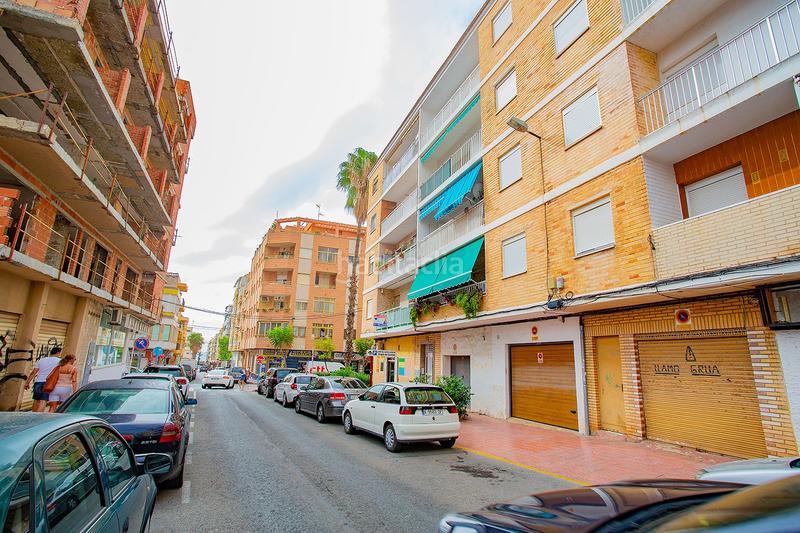 Foto 91aab33a-b868-4313-a9c4-137dde4a3315. Apartamento se vendenbspapartamentonbspamplio para reformar cerca de lanbspplayanbspdel curanbspennbsp con patio y cochera.nbspel ap en Torrevieja