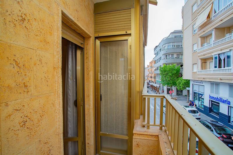 Foto c253cecc-503b-4bd7-ab54-1a57d97a72c4. Apartamento se vendenbspapartamentonbspamplio para reformar cerca de lanbspplayanbspdel curanbspennbsp con patio y cochera.nbspel ap en Torrevieja