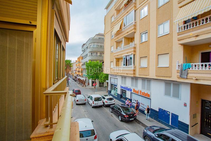 Foto c566ceff-13db-41d5-bb1c-a864eb79477c. Apartamento se vendenbspapartamentonbspamplio para reformar cerca de lanbspplayanbspdel curanbspennbsp con patio y cochera.nbspel ap en Torrevieja