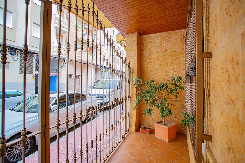 Foto dd96ee56-8516-4700-87a2-05d71103b5b7. Apartamento se vendenbspapartamentonbspamplio para reformar cerca de lanbspplayanbspdel curanbspennbsp con patio y cochera.nbspel ap en Torrevieja