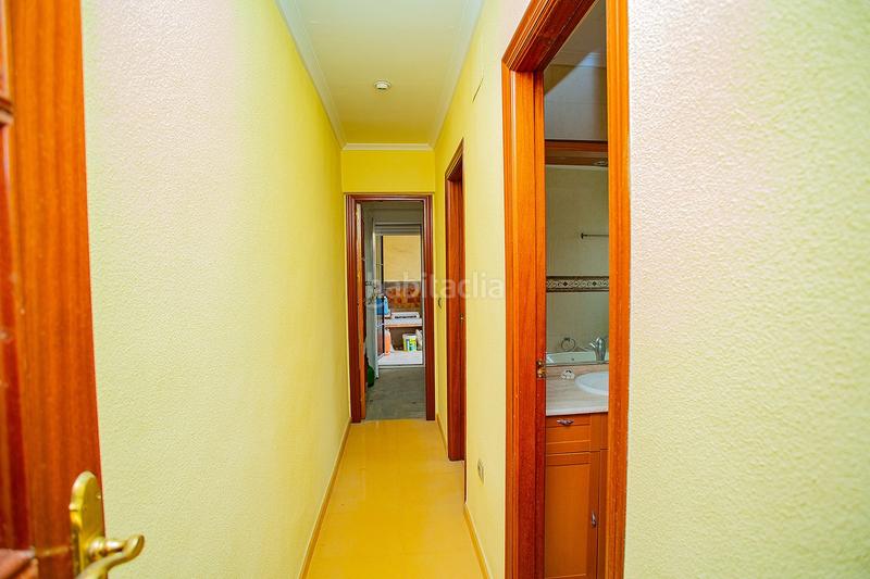 Foto e5f61855-06c2-48a9-801e-4238da77d95f. Apartamento se vendenbspapartamentonbspamplio para reformar cerca de lanbspplayanbspdel curanbspennbsp con patio y cochera.nbspel ap en Torrevieja