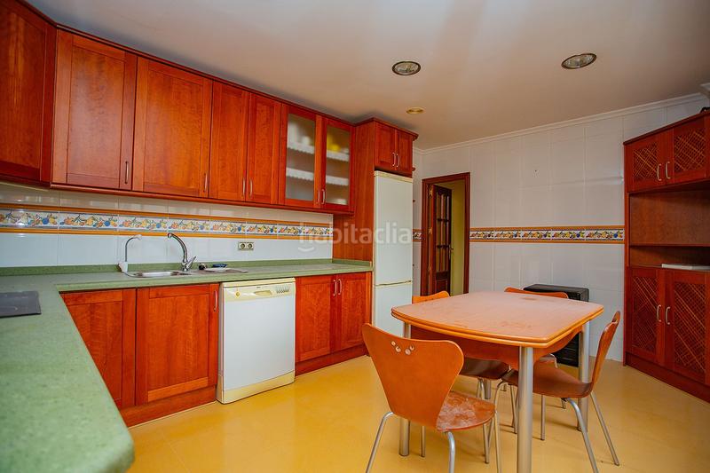Foto eef726f1-8802-40ad-ae07-509b4e4373f8. Apartamento se vendenbspapartamentonbspamplio para reformar cerca de lanbspplayanbspdel curanbspennbsp con patio y cochera.nbspel ap en Torrevieja