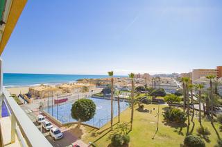 Appartement à Los Europeos. Se ofrece a la venta un apartamento muy amplio en primera línea