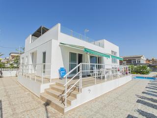 Haus in Los Europeos. Chalet reformado en primera linea de la playa en la mata, torrev