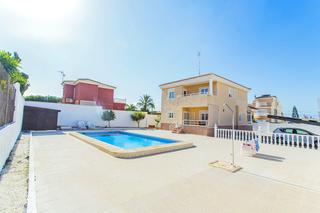 Chalet en Aguas Nuevas. Se vendenbspchaletnbspsoleado con piscina y parking para 5 coche