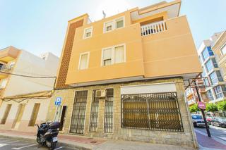 Appartement à Pueblo. Piso amplio, luminoso y seco en el corazón del bonito pueblo de