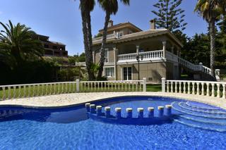 Casa en Villamartn-Las Filipinas. Hermosa villa de estilo mediterrneo se vende en villamartin, or