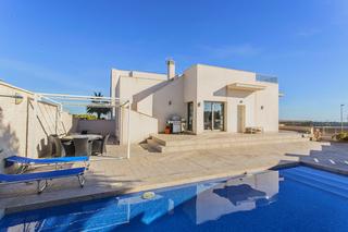 Casa a San Miguel de Salinas. Villa independiente estilo moderno con 3 dormitorios con sotano