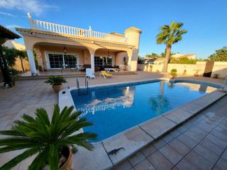 Maison à La Zenia. Se vende lujoso chalet independiente de 4 dormitorios ennbspplay
