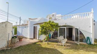 Casa en La Florida. Este acogedor bungalow en playa flamenca, orihuela costa, cuenta