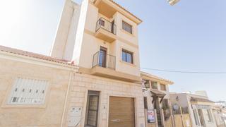 Semi detached house in San Miguel de Salinas. Bienvenido a esta magnífica casa adosada en san miguel de salina