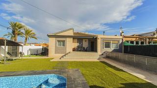 Casa a Los Balcones-Los Altos. Se vende casa adosada con piscina y garaje privada en los balcon
