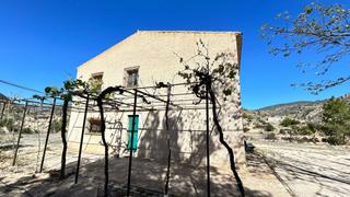 Masia a Relleu. Âdescubre tu refugio en las montaãas!se vende una magnãfica casa