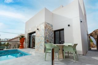 Casa en Los Almendros. Villa independiente con piscina en villamartin, orihuela costa.t