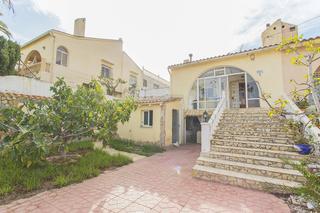 Maison jumelée à Los Balcones y los Altos. Ubicada en un barrio tranquilo y elevado, esta encantadora villa