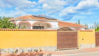 Xalet en Los Balcones-Los Altos. Exclusiva villa de ms de 300 m de superficie til, situada en l