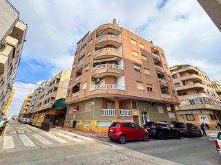 Ático en Antonio Machado. Se vendenbspático nbspen torrevieja, situado a tan solo 500 metr